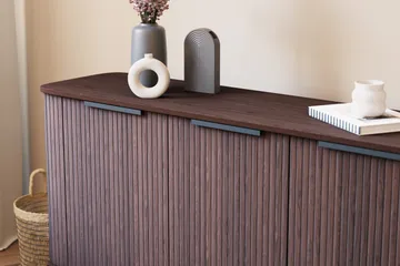 Kopparbo Sideboard med Förvaring Ribbad - Mörkbrunt / Valnöt / Trä - Products - Förvaring - Förvaringsmöbler - Sideboard & skänk