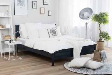 Olivet Sängram 140x200 cm - Blå - Products - Möbler - Säng - Sängram & sängstomme