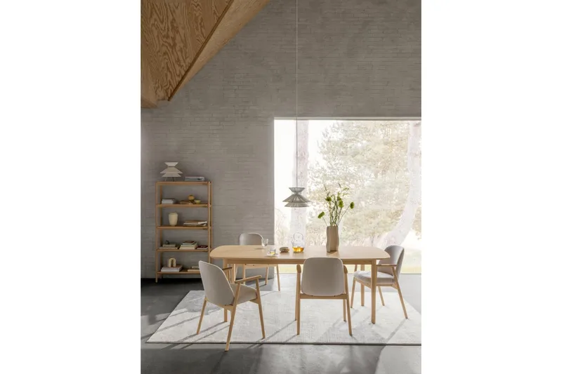 Reciclar Matstol i Bouclé med armstöd i ek trä - Beige - Products - Möbler - Fåtölj & stolar - Karmstol