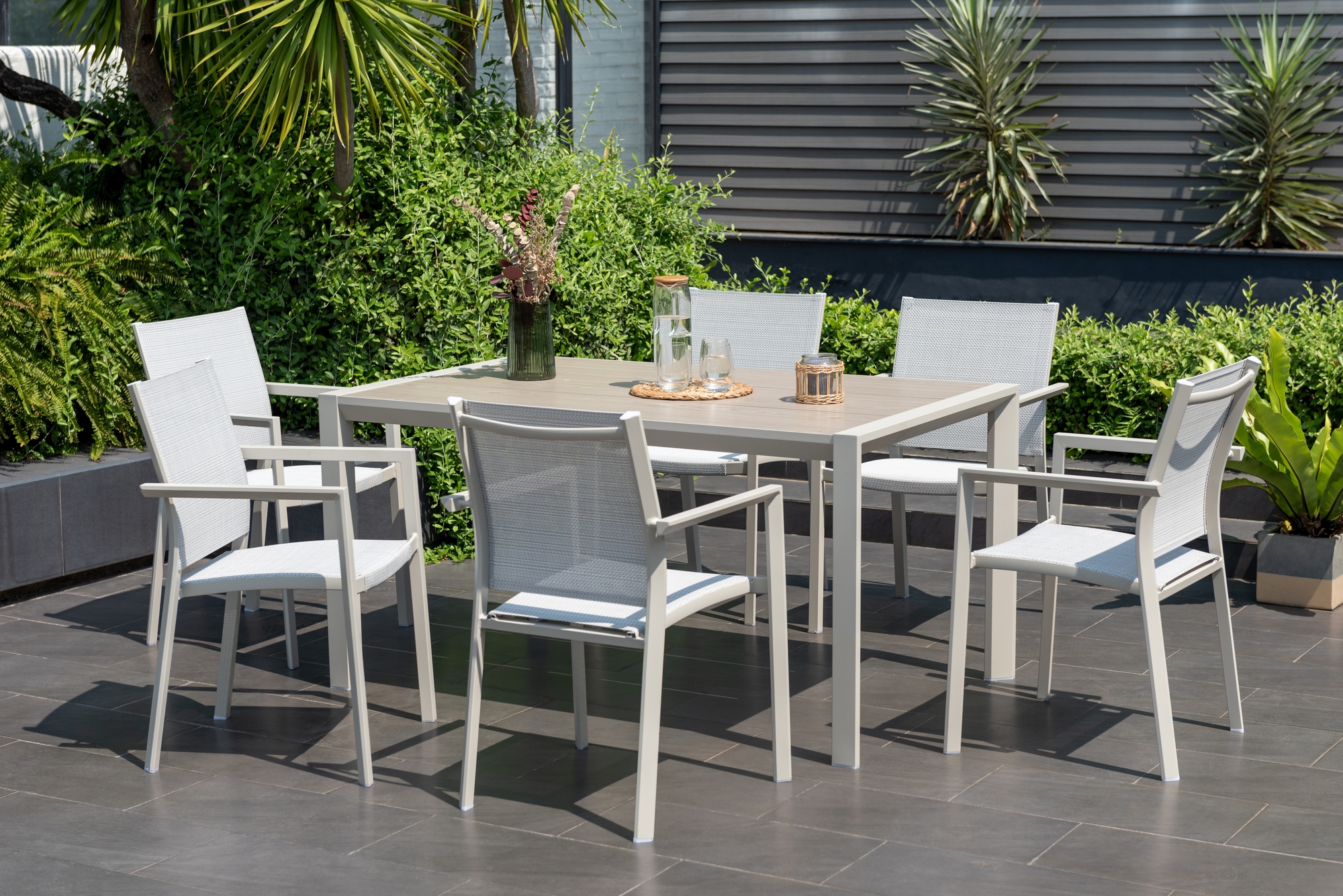 Urbanite eetgroep met eettafel 160 cm en 6 stapelbare eetkamerstoelen - Beige Urbanite eetgroep met eettafel 160 cm en 6 stapelbare eetkamerstoelen - Beige