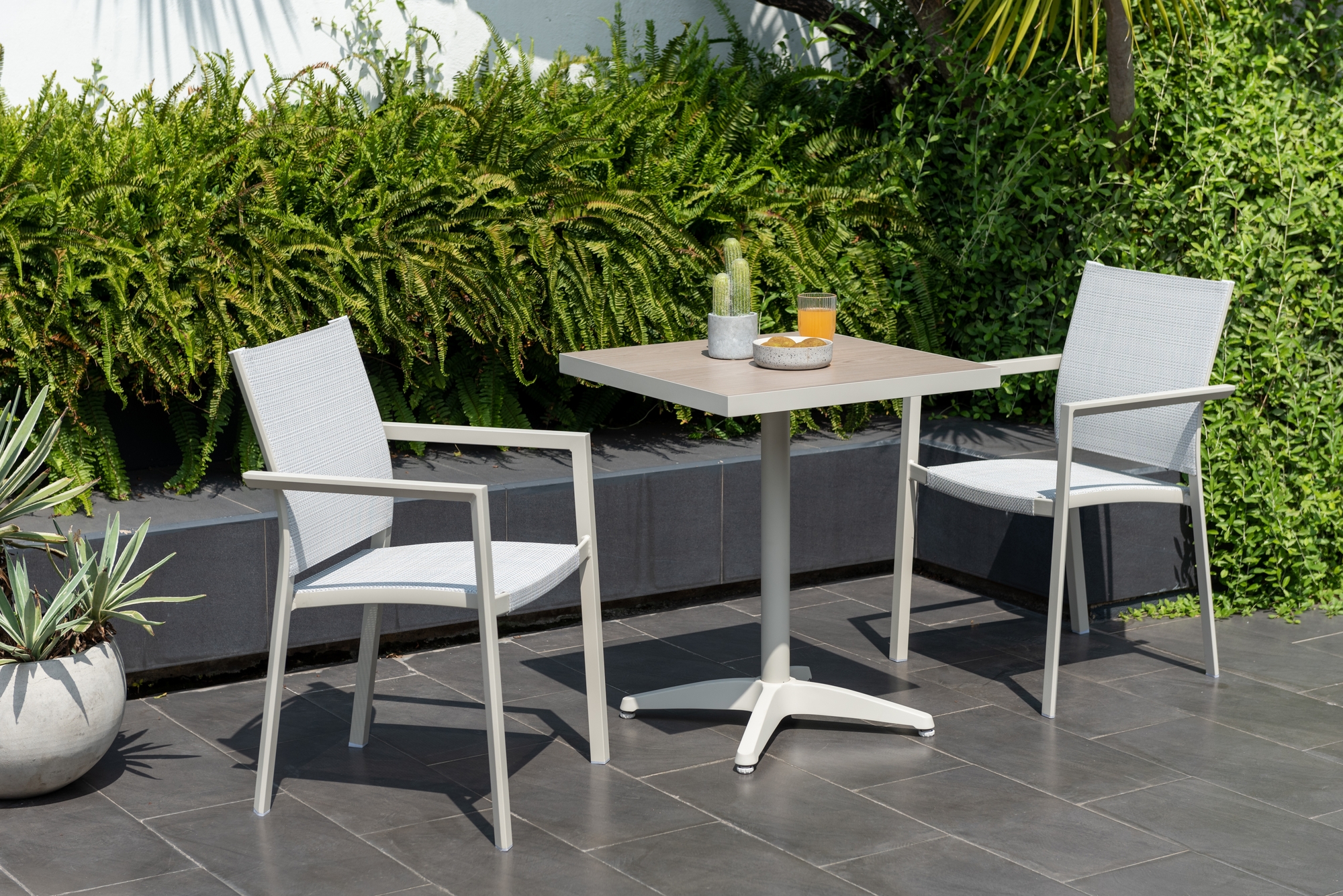 Urbanite caf�groep met tafel 63 x 63 cm en 2 stapelbare eetkamerstoelen - Beige
