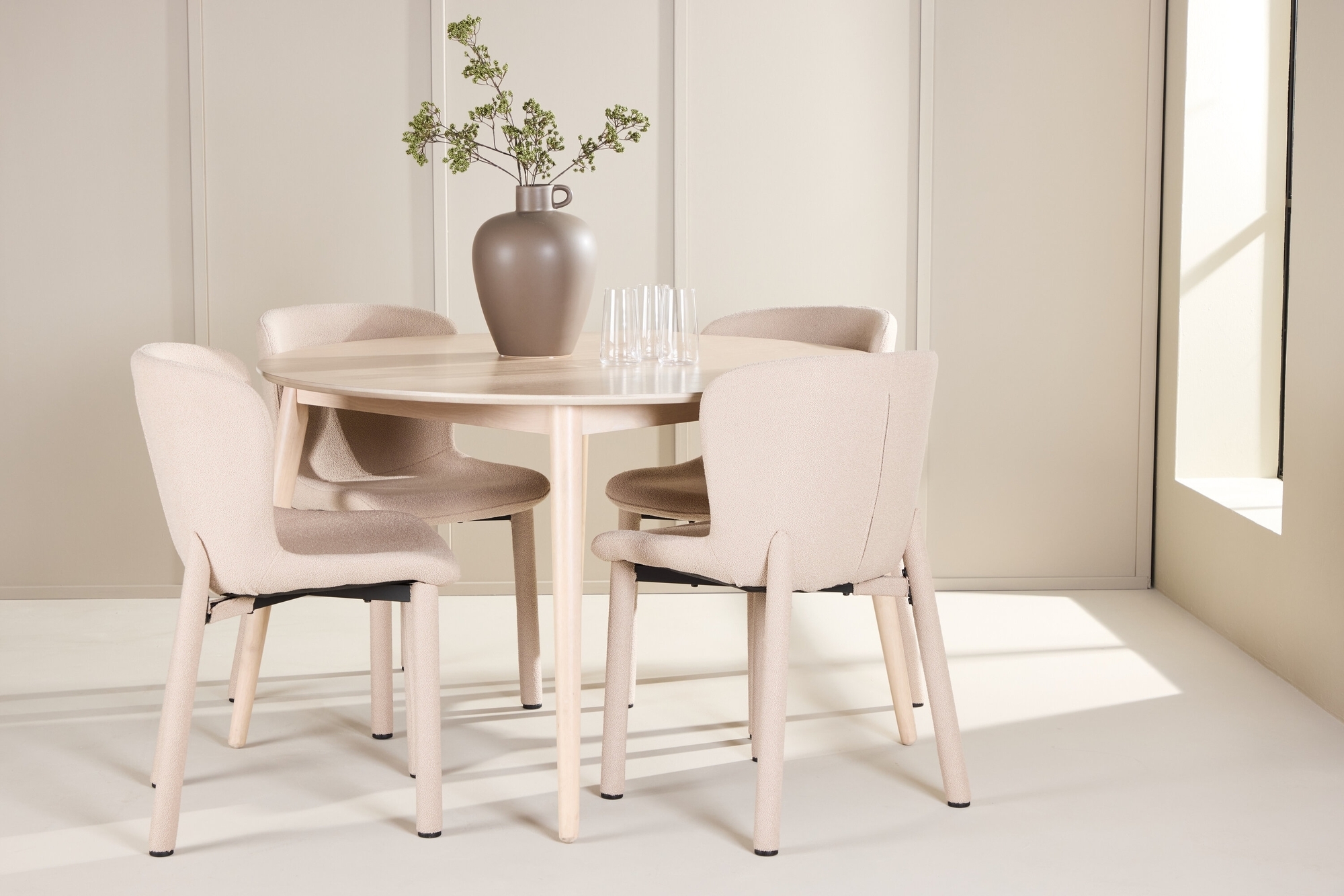 Matbord Flora med 4 st Astoria stolar - Beige/whitewash + 4.00 x Stolsdyna