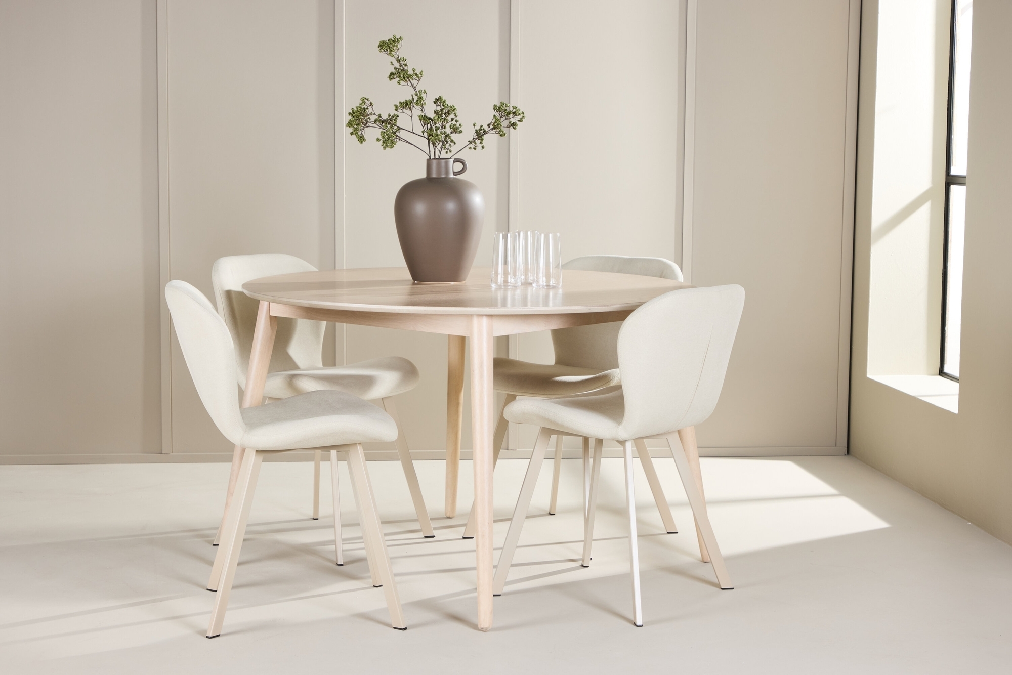 Matbord Flora med 4 st Lilja stolar - Beige/whitewash + 3.00 x M�beltassar