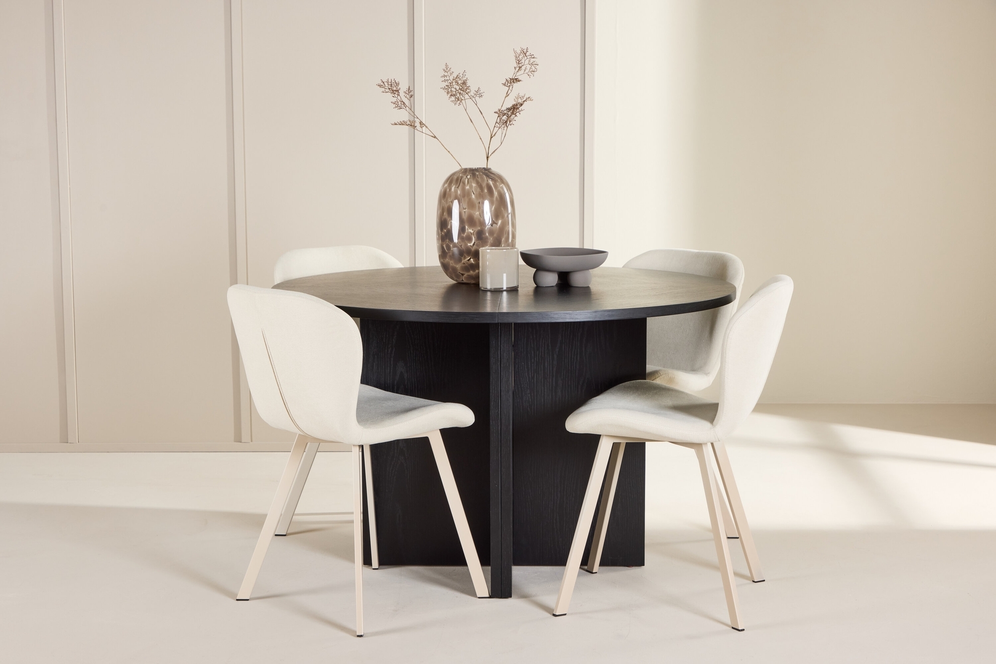 Matbord Strada med 4 st Lilja stolar - Beige/svart + 4.00 x Matbord Strada med 4 st Lilja stolar - Beige/svart + 4.00 x