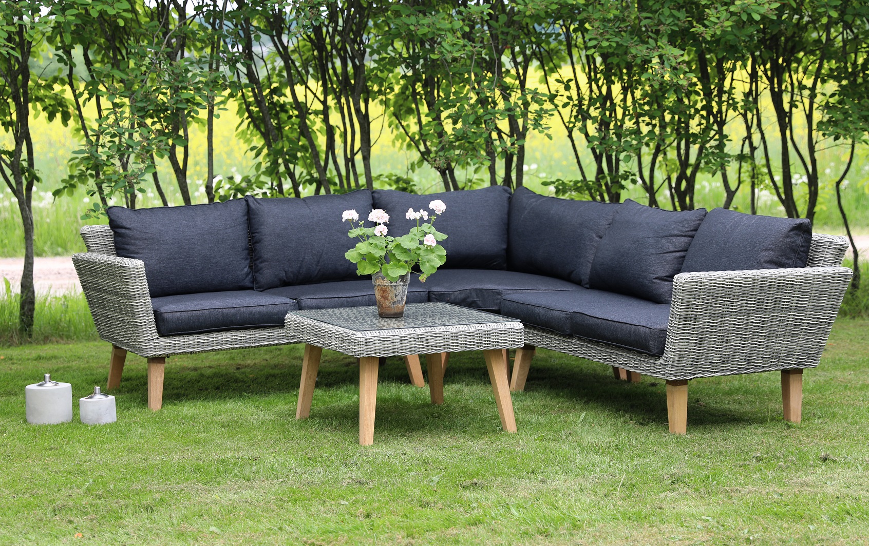 Almbro utem�belgrupp h�rnsoffa med bord - Ljusgr� konstrotting