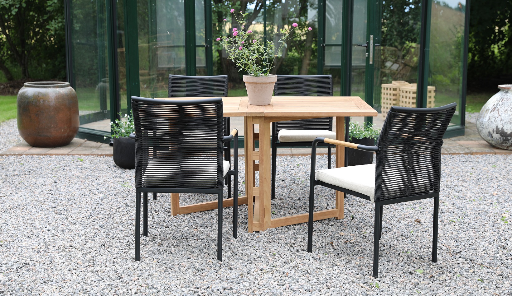 Buitengroep; klaptafel met 4 Skan�r fauteuils