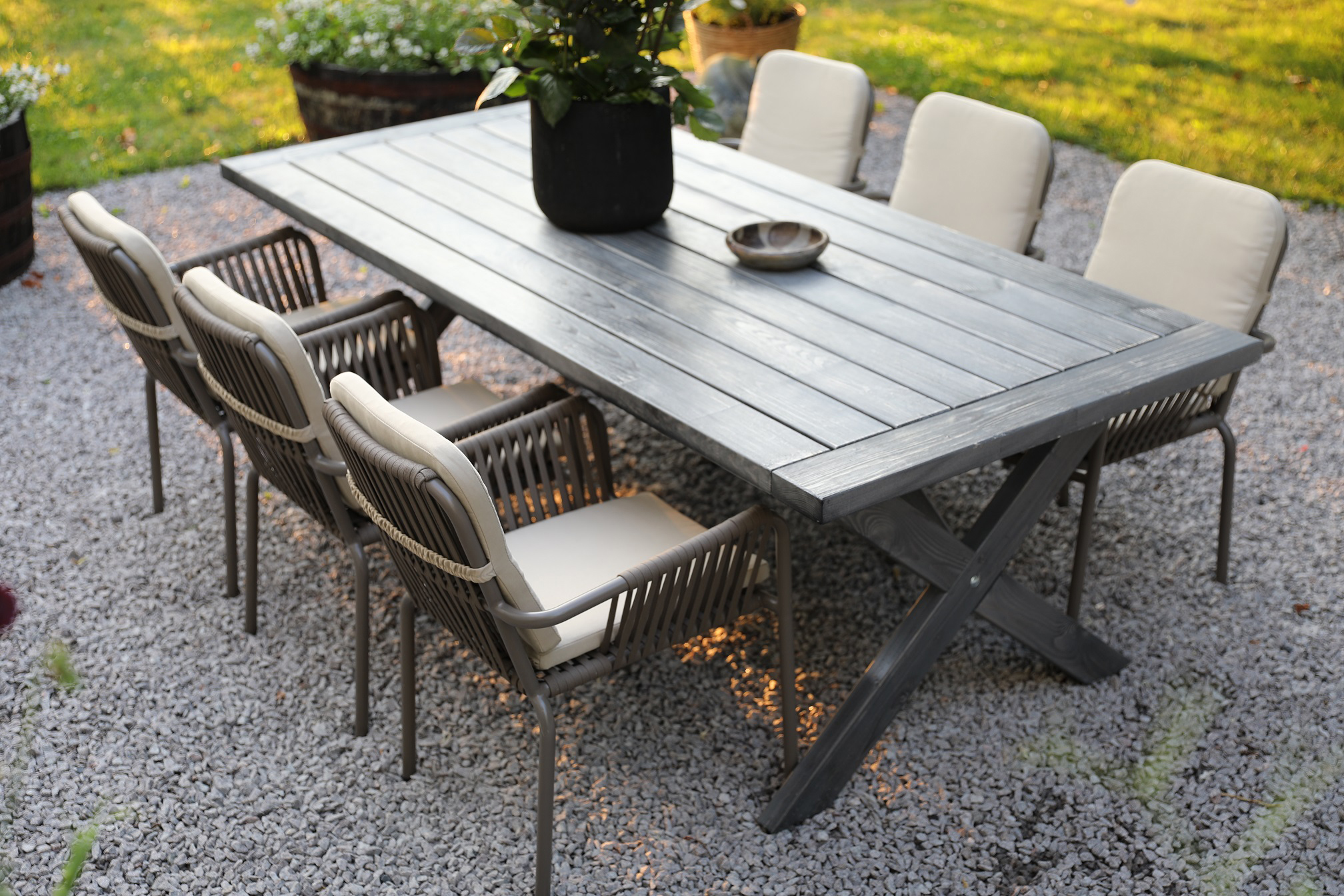 Brisbane tuinset; grijze tafel 220 cm inclusief 6 stapelbare Lincoln fauteuils grijs/beige