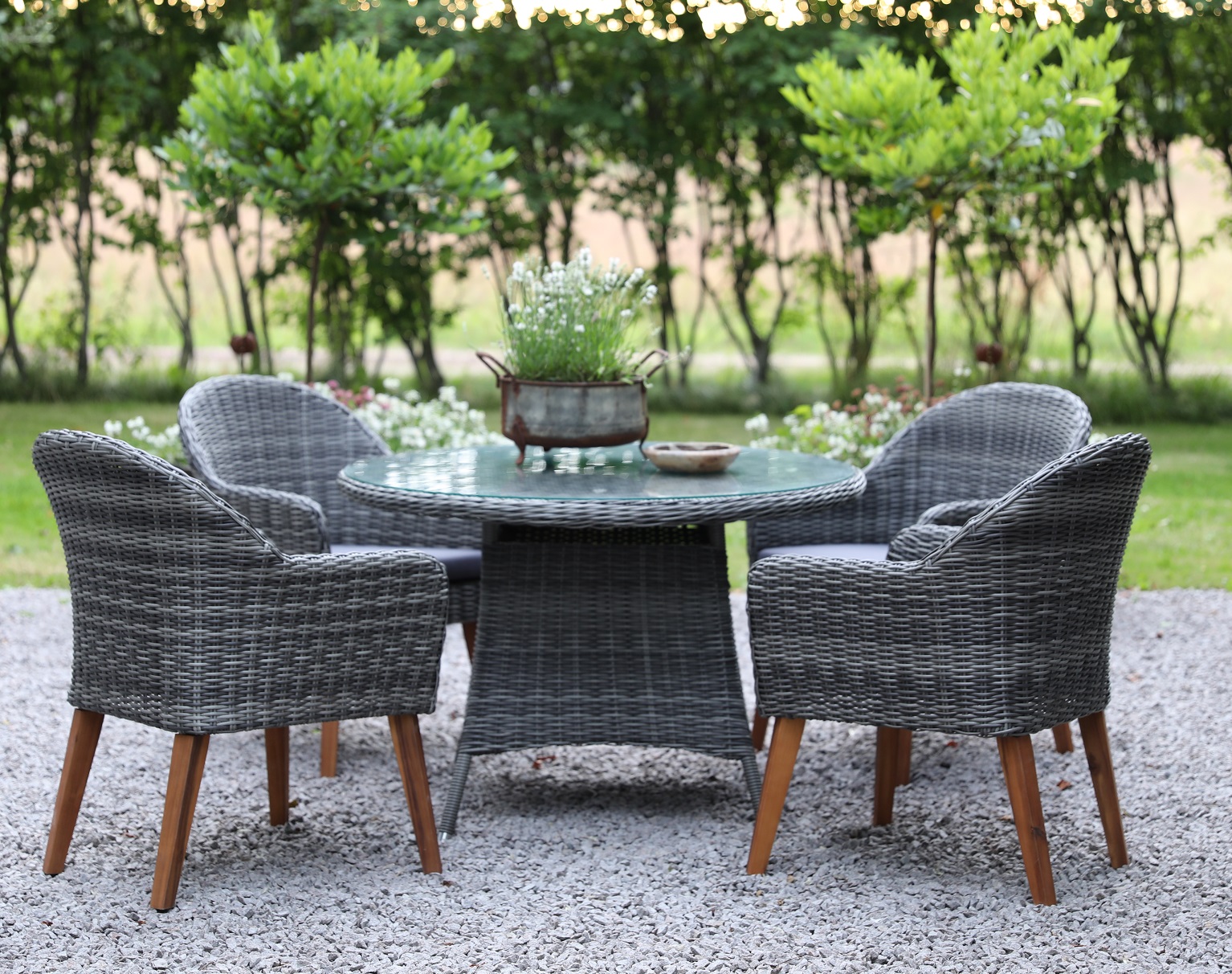 Buiten dineren groep in Jacksonville; 110 cm ronde tafel incl. 4 Valetta fauteuils grijs kunstrotan