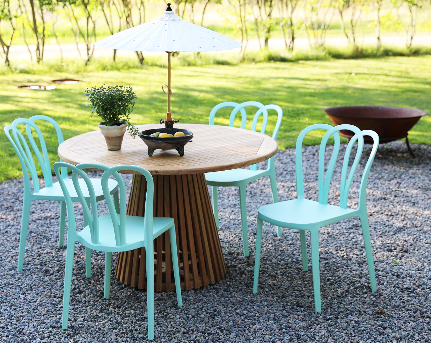 Matgrupp Saltö teak: Teakbord runt 120 cm inklusive 4 st Bally stolar Matgrupp Saltö teak: Teakbord runt 120 cm inklusive 4 st Bally stolar