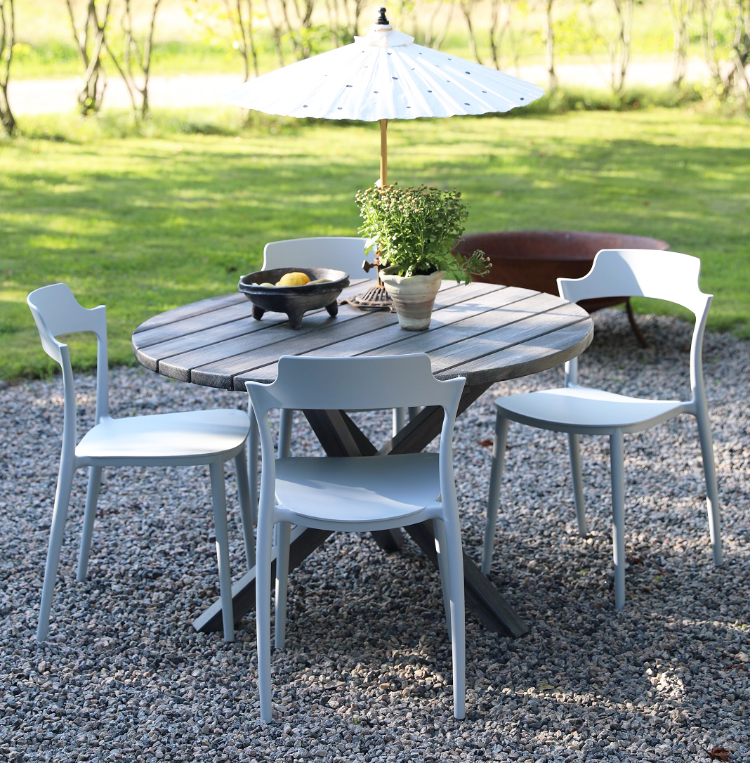 Matgrupp Scottsdale: Runt gr�tt tr�bord inklusive 4 st Abbe stapelbara stolar
