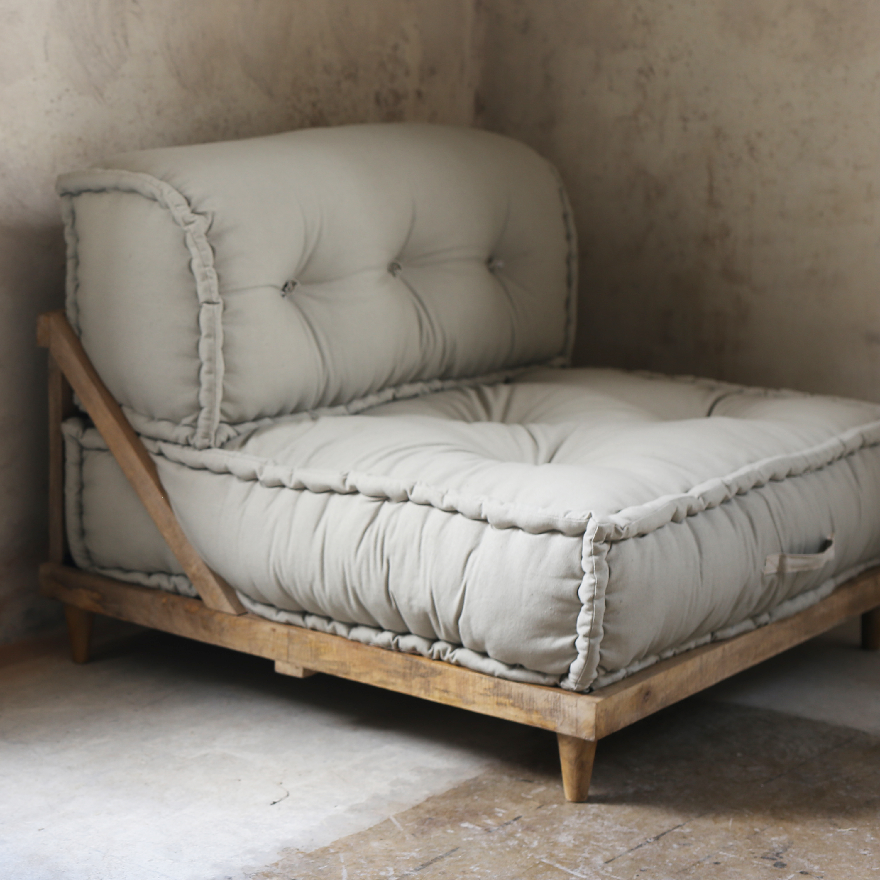 Saxhyttan gr� f�t�lj i �tervunnet material