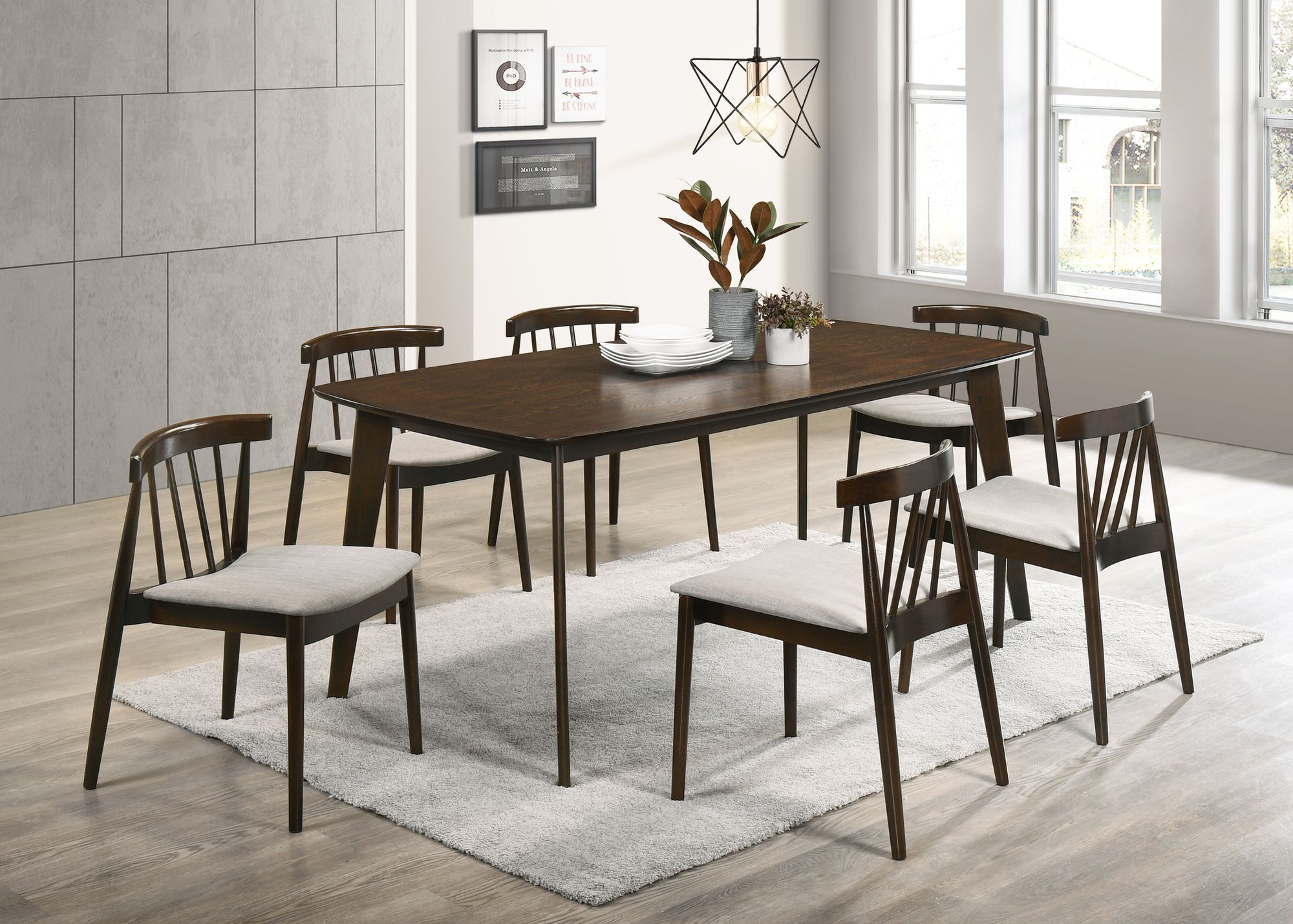 Matgrupp i valn�t; bord 180 x 90 cm med 6 st stolar + 4.00 x M�beltassar