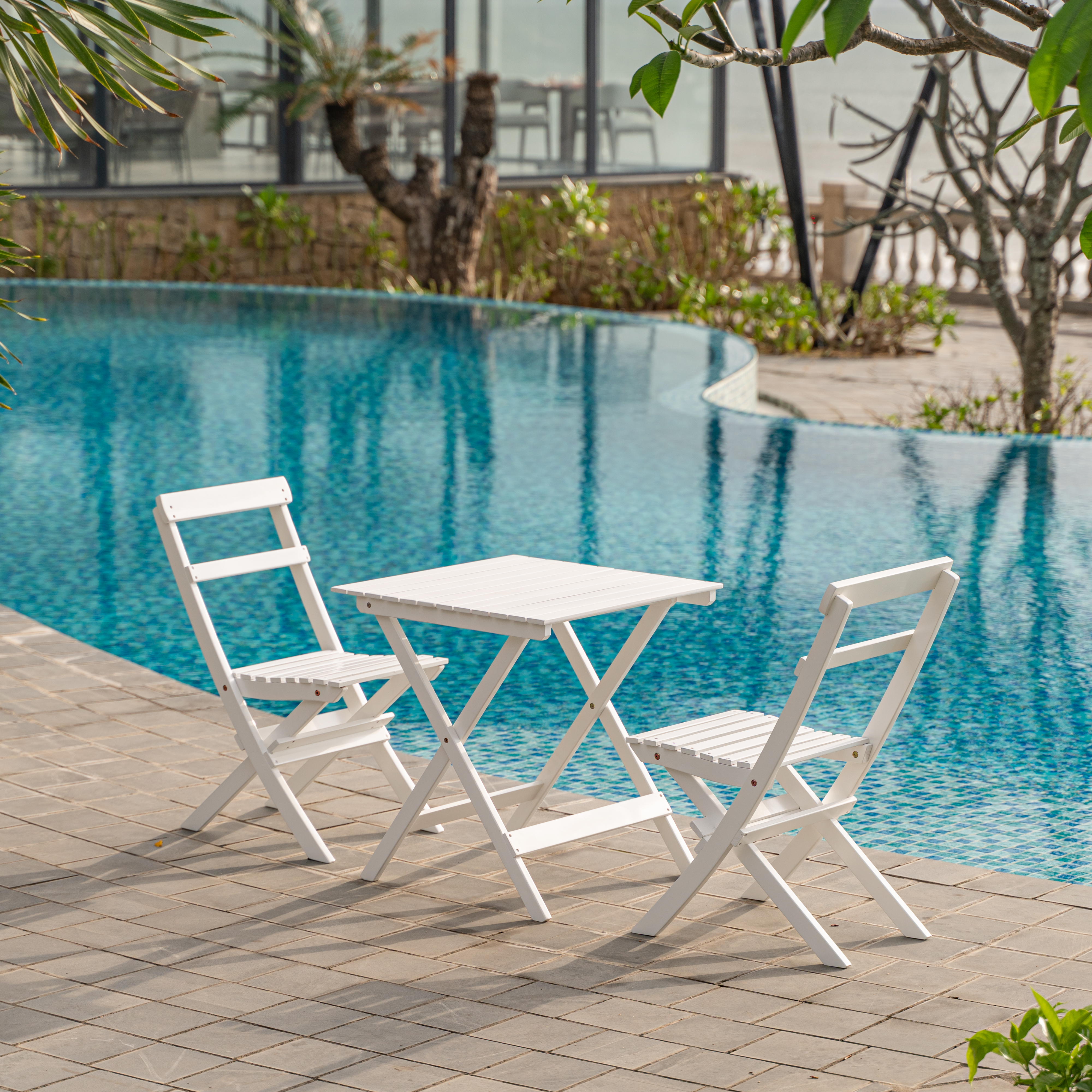 Knohult utegrupp; 2 stolar och bord Knohult utegrupp; 2 stolar och bord