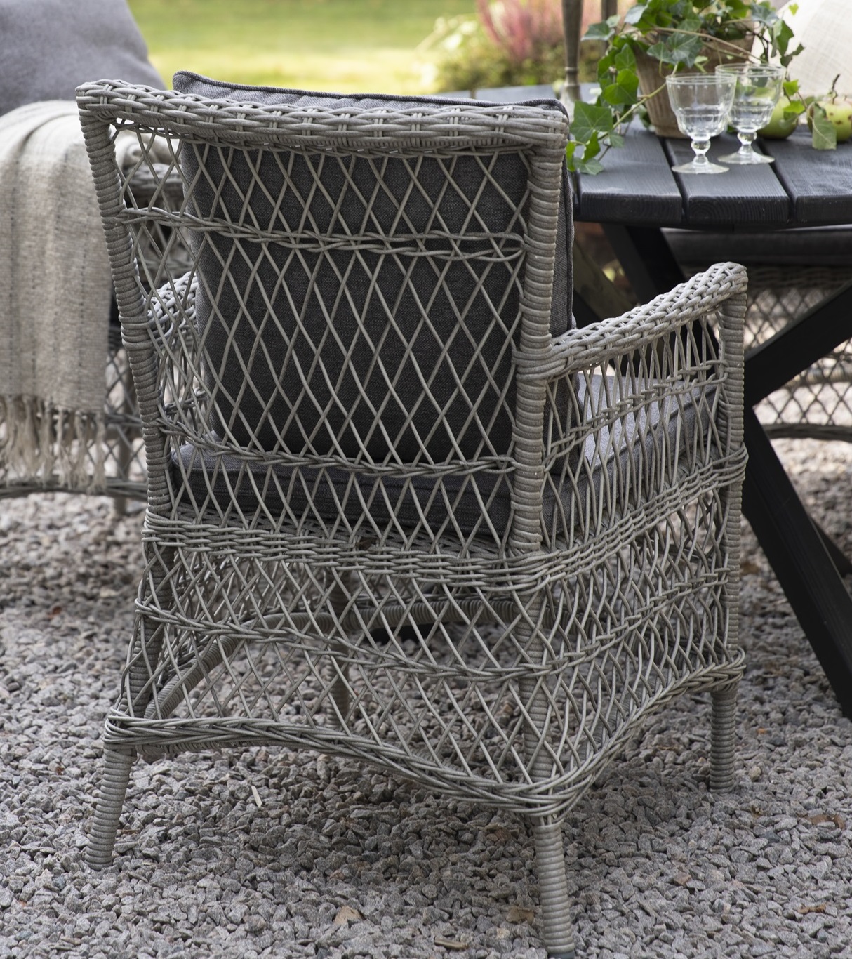 Utematstol i grå rotting med dyna Utematstol i grå rotting med dyna