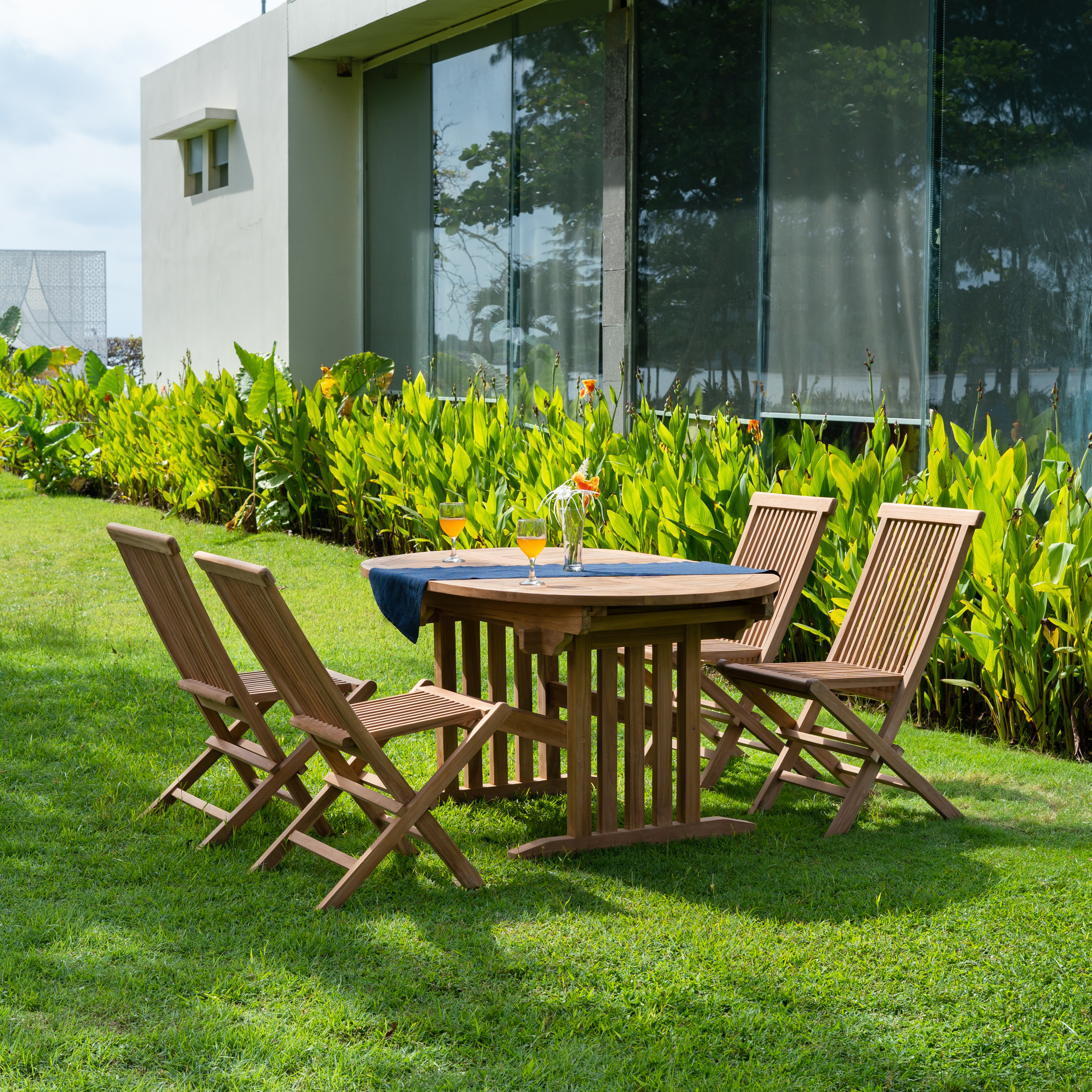 Salt� utegrupp; matbord med 4 stycken teakstolar