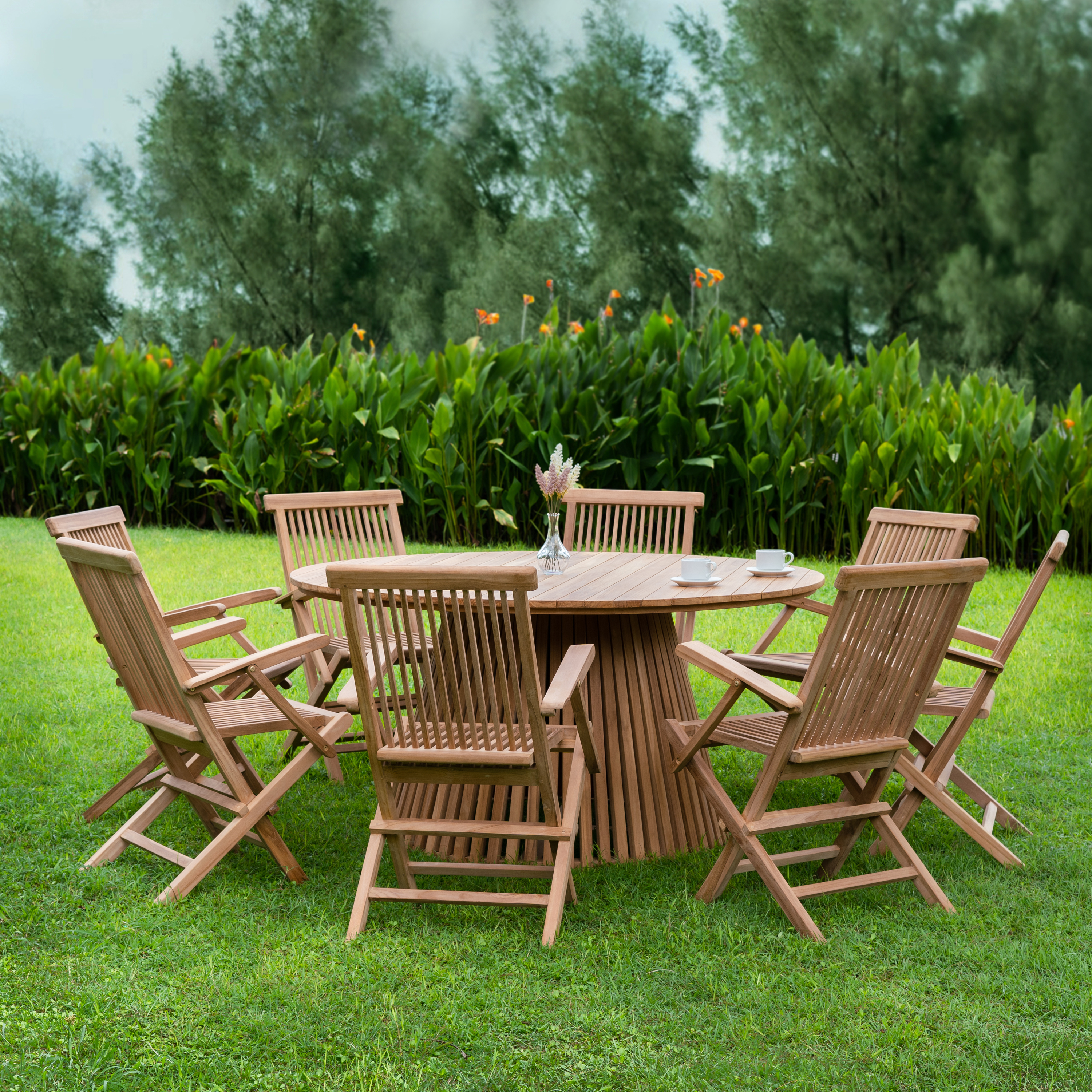 Salt� utegrupp i teak: runt bord �150 cm med 8 st karmstolar