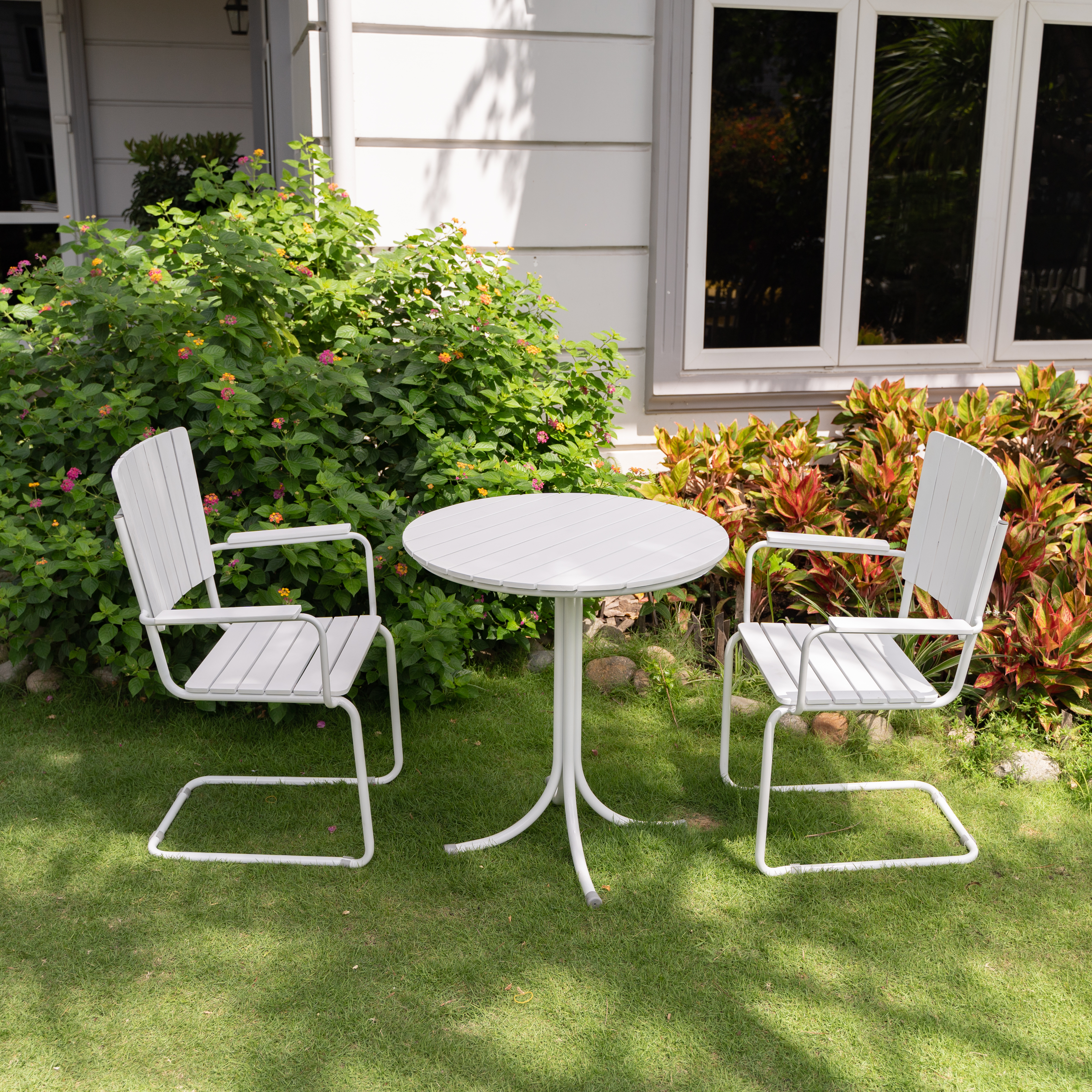 Balkongset: 2 st karmstolar med runt bord