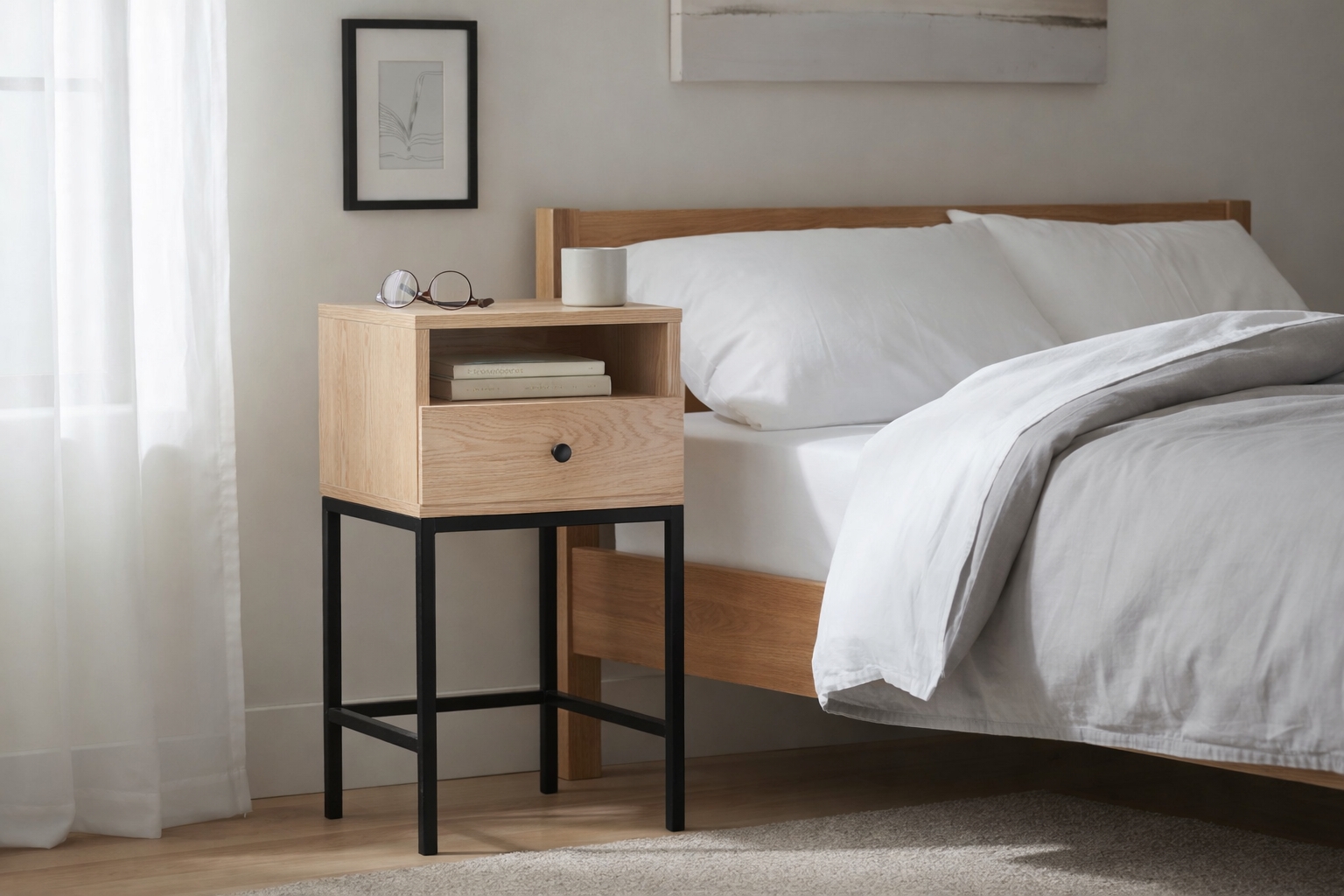 Sängbord Brooklyn i vitoljad ekfaner - 35x28x70 cm Sängbord Brooklyn i vitoljad ekfaner - 35x28x70 cm