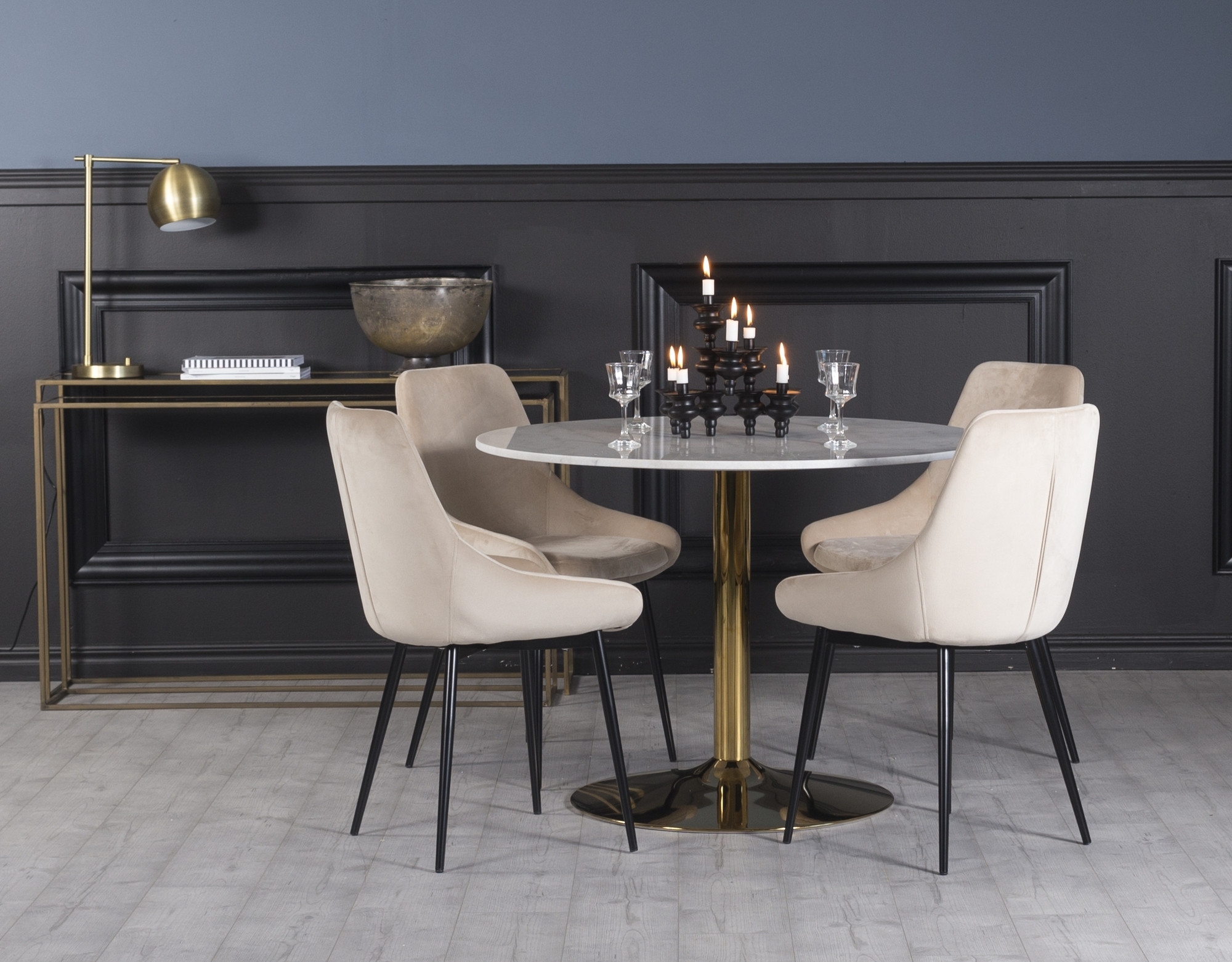 Plaza matgrupp, marmorbord med 4 st Theo sammetsstolar - Beige/Vit/Mässing Plaza matgrupp, marmorbord med 4 st Theo sammetsstolar - Beige/Vit/Mässing