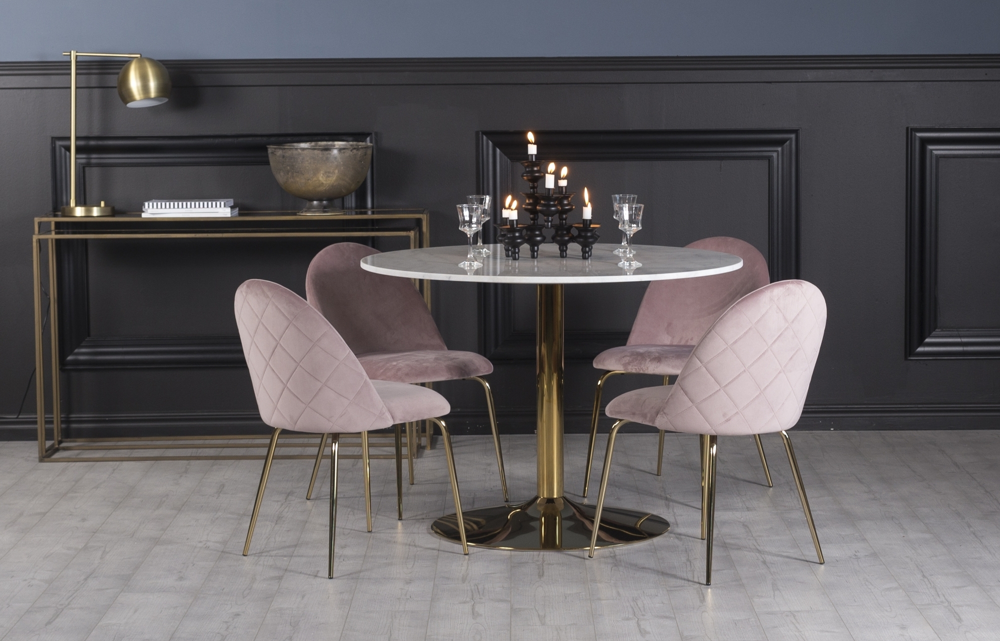 Plaza matgrupp, marmorbord med 4 st Plaza sammetsstolar - Rosa/Vit/Mässing Plaza matgrupp, marmorbord med 4 st Plaza sammetsstolar - Rosa/Vit/Mässing