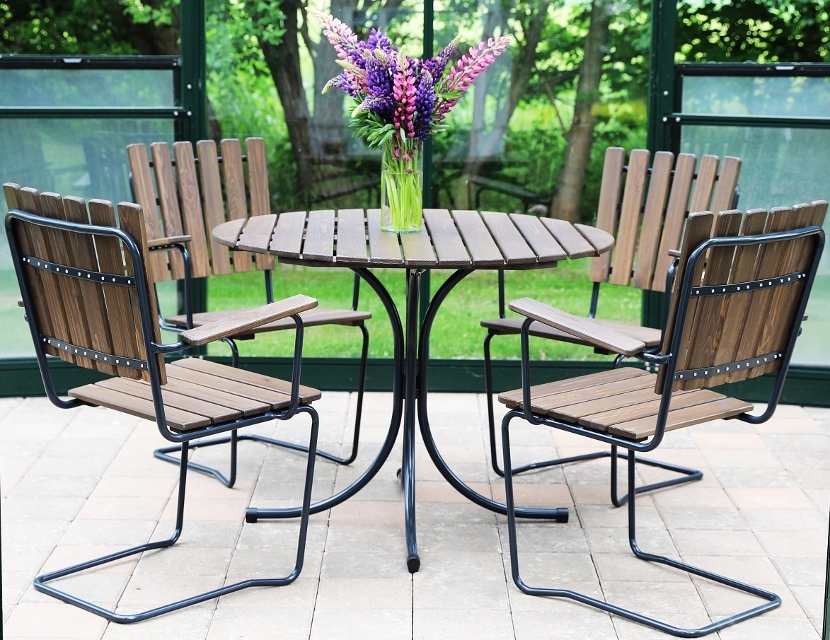 Vaxholm matgrupp i fj�derst�l med brun furu (Europa tillverkad) + Textilv�rd f�r m�bler