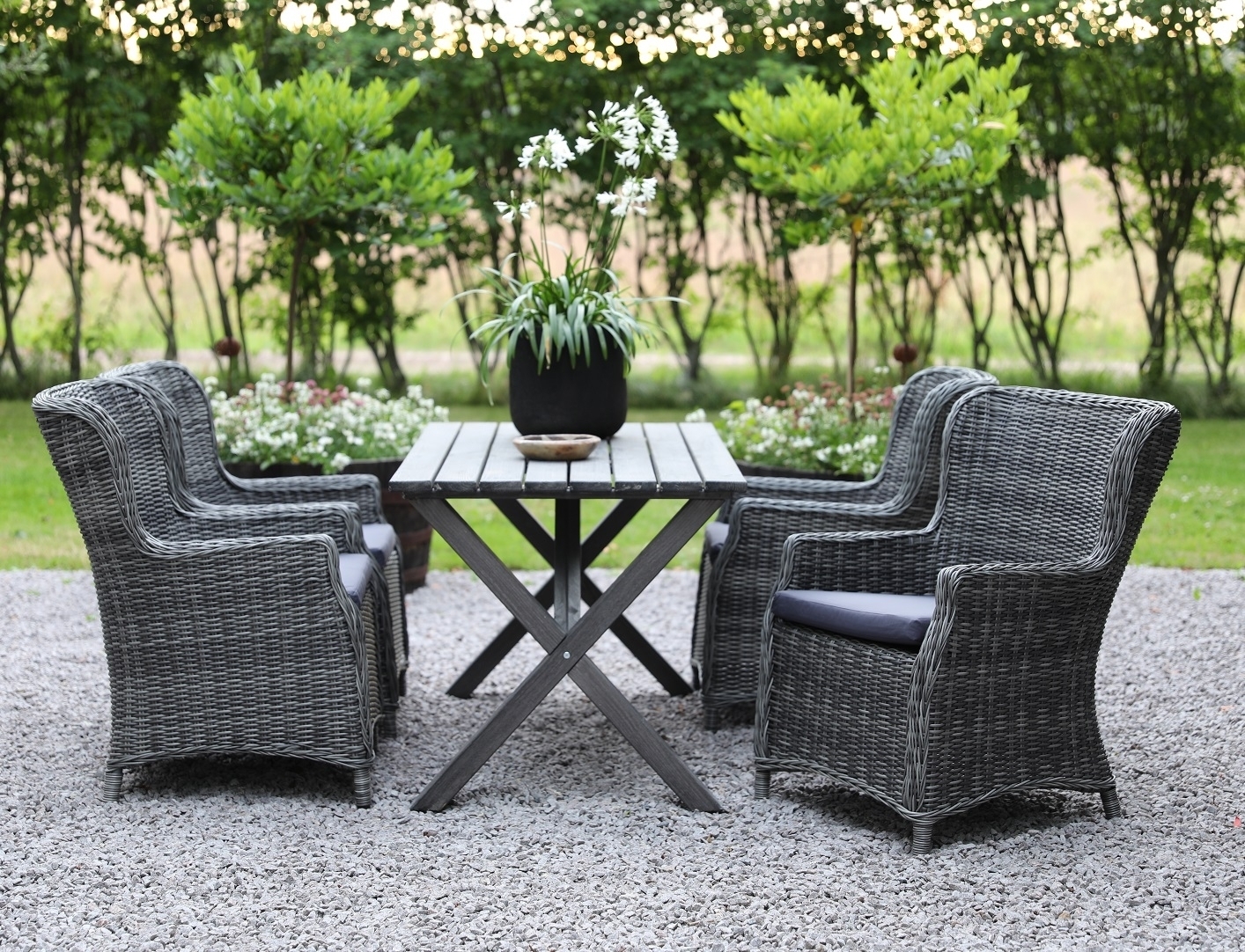 Matgrupp Scottsdale Bord 150 cm i Shabby Chic Gr� inklusive 4 st Jacksonville f�t�ljer i gr� konstrotting