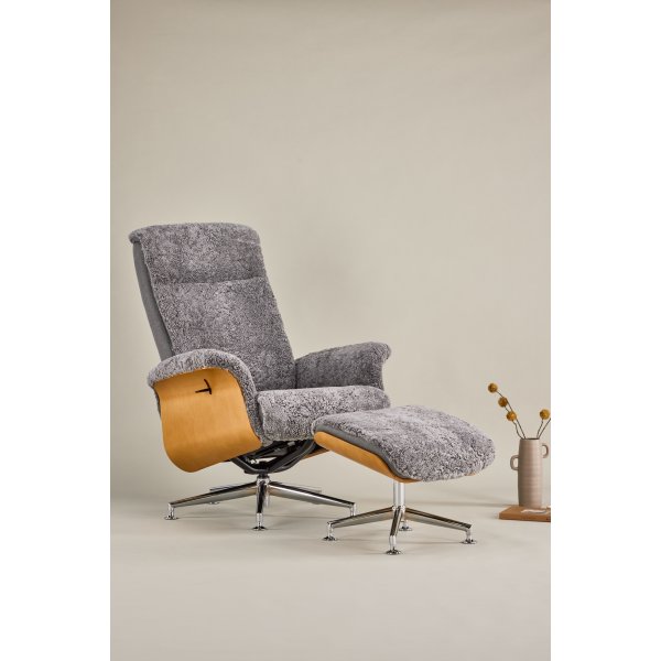 Ulla fåtölj med fotpall i fårskinn - Grå / Ek / Krom + Möbeltassar Ulla fåtölj med fotpall i fårskinn - Grå / Ek / Krom + Möbeltassar