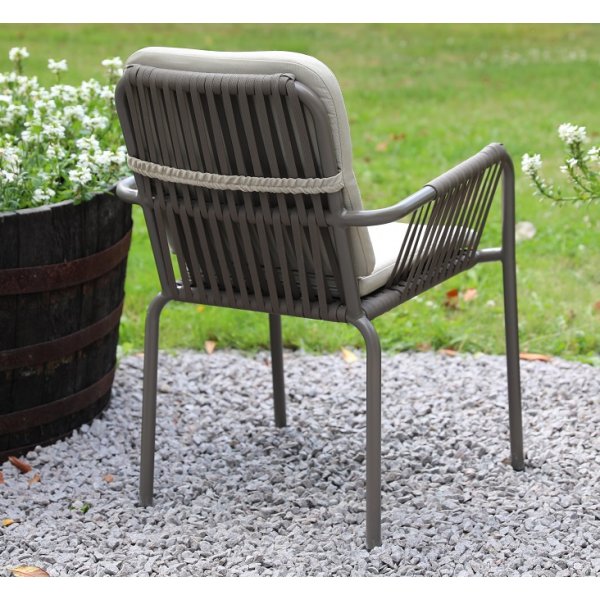 Stapelbar utestol grå med beige dyna Stapelbar utestol grå med beige dyna