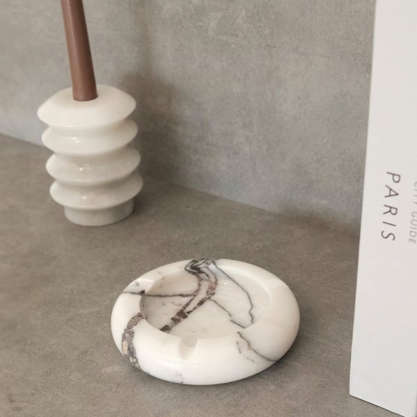 Runt askfat i vit marmor från Sicilien Runt askfat i vit marmor från Sicilien