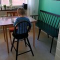 Kundbild Linköping Pinnsoffa kökssoffa - Svart: Sonen väljer sin stol med lite...