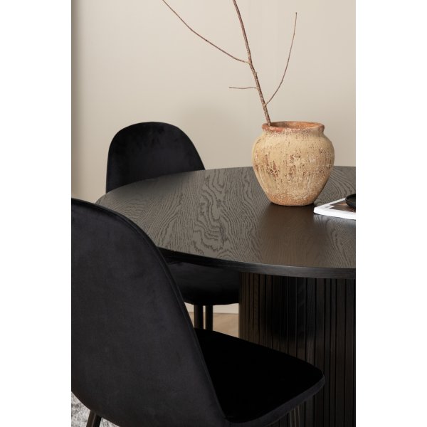 Bianca Matgrupp runt svart matbord med 4 st Polar svart stolar