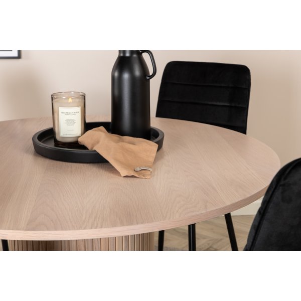 Bianca Matgrupp runt vitputsat matbord med 4 st Windu Lyx svart stolar