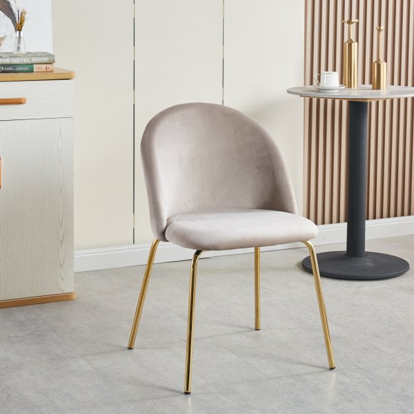 Giovani stol i beige sammet med ben i mässing Giovani stol i beige sammet med ben i mässing