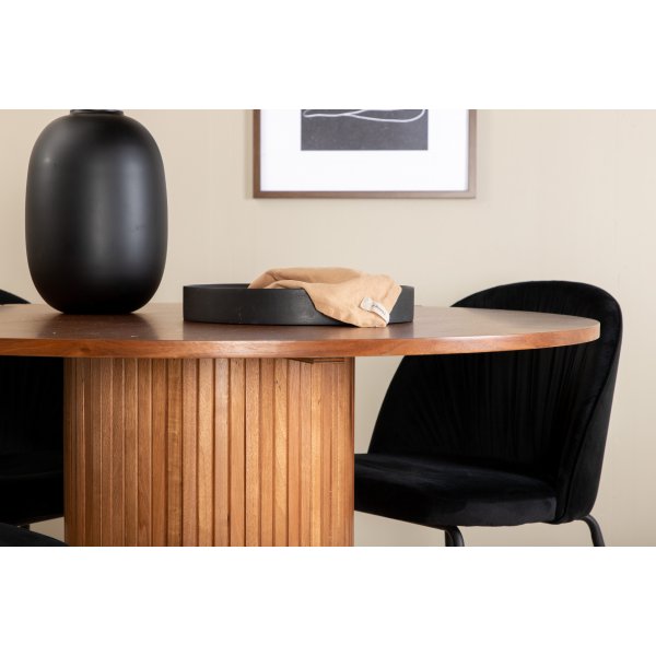 Bianca Matgrupp runt valnöt matbord med 4 st Wrinkles svart stolar Bianca Matgrupp runt valnöt matbord med 4 st Wrinkles svart stolar