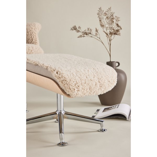 Ulla fåtölj med fotpall i fårskinn - Beige / Whitewash / Krom + Textilrengöring för möbler Ulla fåtölj med fotpall i fårskinn - Beige / Whitewash / Krom + Textilrengöring för möbler