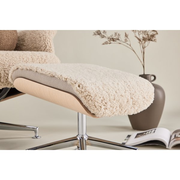 Ulla fåtölj med fotpall i fårskinn - Beige / Whitewash / Krom + Textilrengöring för möbler Ulla fåtölj med fotpall i fårskinn - Beige / Whitewash / Krom + Textilrengöring för möbler