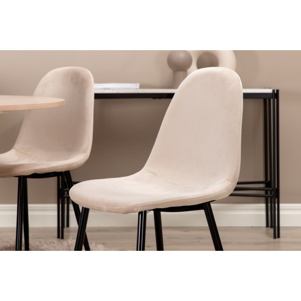 Bianca Matgrupp runt vitputsat matbord med 4 st Polar beige stolar Bianca Matgrupp runt vitputsat matbord med 4 st Polar beige stolar