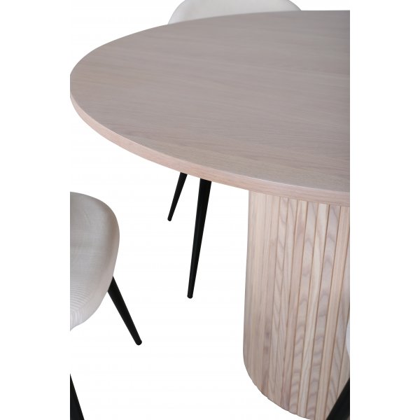 Bianca Matgrupp runt vitputsat matbord med 4 st Velvet gr�ddvit stolar