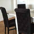 Grymt nöjd med resultatet :) Fantastiskt fina och välgjorda stolar! Älskar detaljen med knappar på både fram och baksida av ryggstöd. Sköna att sitta på med rak rygg. Något nättare stol än vad jag föreställt mig, men det var bra för då fick vi plats med alla 8 runt bordet. Här med svart stomme och tyg Leo New 2424 svart Lova matstol - Valfri färg på klädsel och stomme!