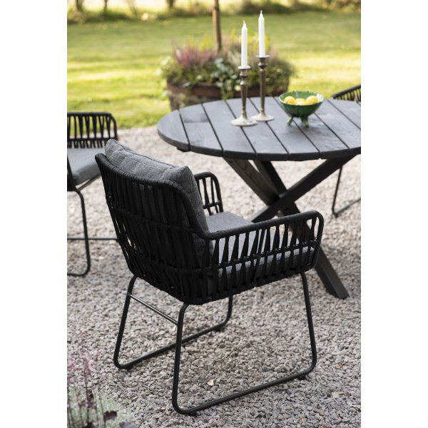 Utegrupp Mikado: Scottsdale runt svart matbord Ø112 cm inklusive 4 st Mikado svarta karmstolar med gråa dynor Utegrupp Mikado: Scottsdale runt svart matbord Ø112 cm inklusive 4 st Mikado svarta karmstolar med gråa dynor