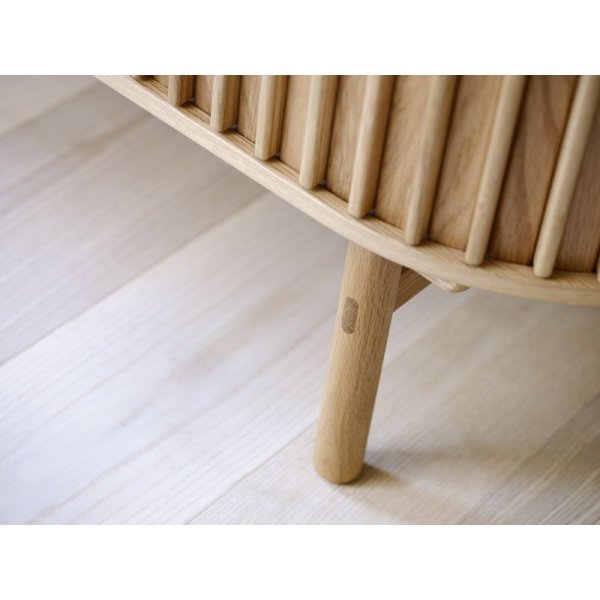 Bubbel tv-bnk med skjutdrrar i oljad ek