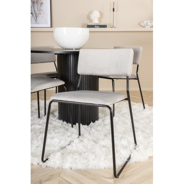 Bianca Matgrupp runt svart matbord med 4 st Kenth grå stolar Bianca Matgrupp runt svart matbord med 4 st Kenth grå stolar