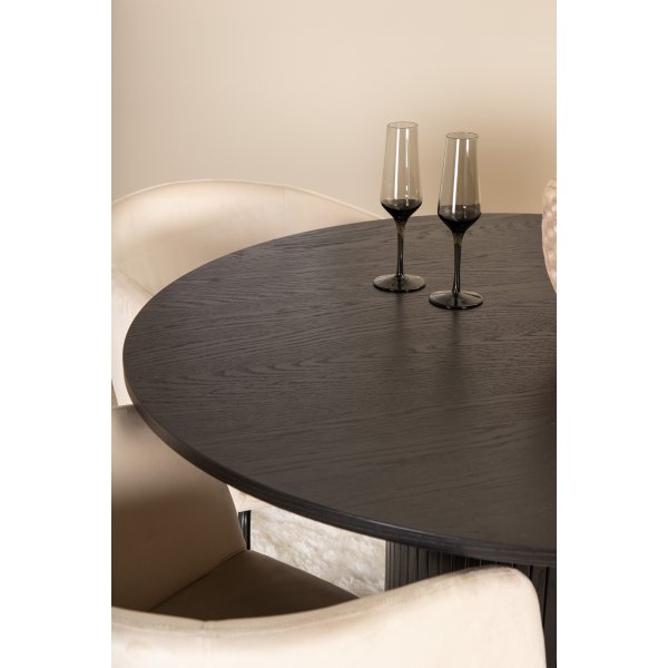 Bianca Matgrupp runt svart matbord med 4 st Berit beige stolar Bianca Matgrupp runt svart matbord med 4 st Berit beige stolar