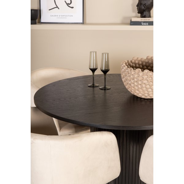 Bianca Matgrupp runt svart matbord med 4 st Berit beige stolar Bianca Matgrupp runt svart matbord med 4 st Berit beige stolar