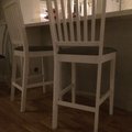 Jag är mycket nöjd över mitt val av barstol. Samtidigt som den är vacker att se på och klassisk i sin design så är stolen Vienna samtidigt stabil men nätt i sitt formspråk. Den grå sittdynan i tyg gör att den är väldigt skön att sitta på och höjden var lagom till vår köksö! Den aluminiumklädda fotpinnen mellanbarstolens framben är väldigt skön att vila fötterna på. Mycket nöjd med de två barstolarna! De blev pricken över i:et runt köksön. Vienna barstol - Vit