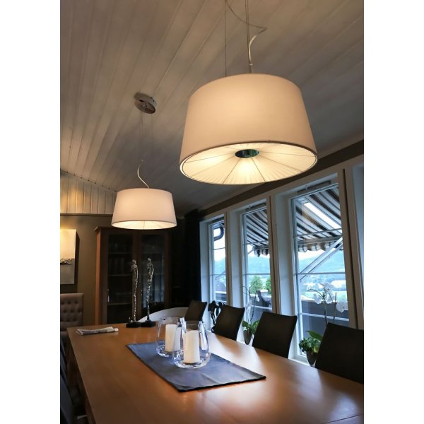 Omega taklampa - Vit/krom Omega taklampa - Vit/krom