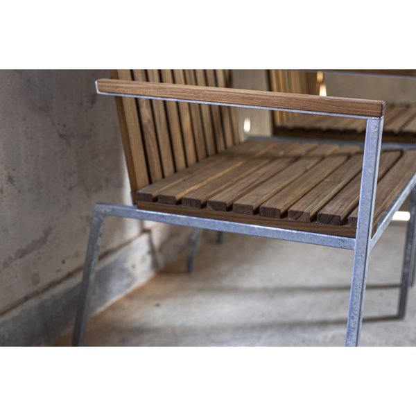 Alva utestol i galvaniserat stål och teak + Textilrengöring för möbler Alva utestol i galvaniserat stål och teak + Textilrengöring för möbler