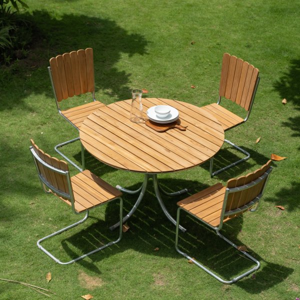 Möllan utegrupp i teak: 4 st stolar med matbord Ø110 cm Möllan utegrupp i teak: 4 st stolar med matbord Ø110 cm