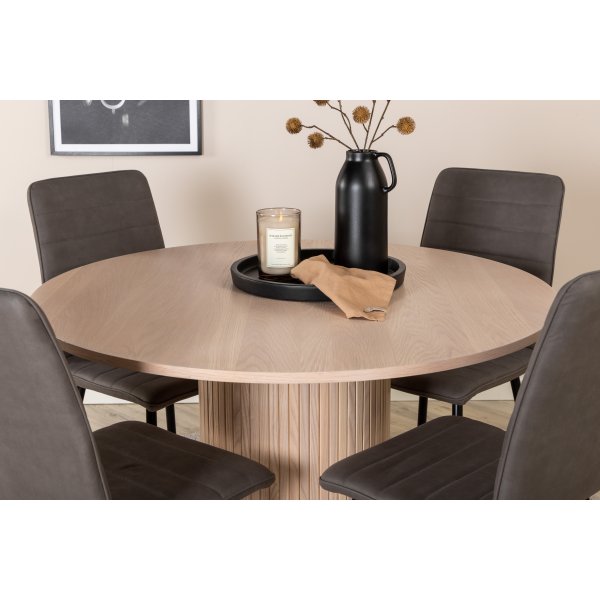 Bianca Matgrupp runt vitputsat matbord med 4 st Windu Lyx grå stolar Bianca Matgrupp runt vitputsat matbord med 4 st Windu Lyx grå stolar