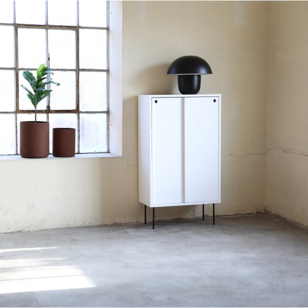 Volume vitt skåp med skjutdörrar Volume vitt skåp med skjutdörrar